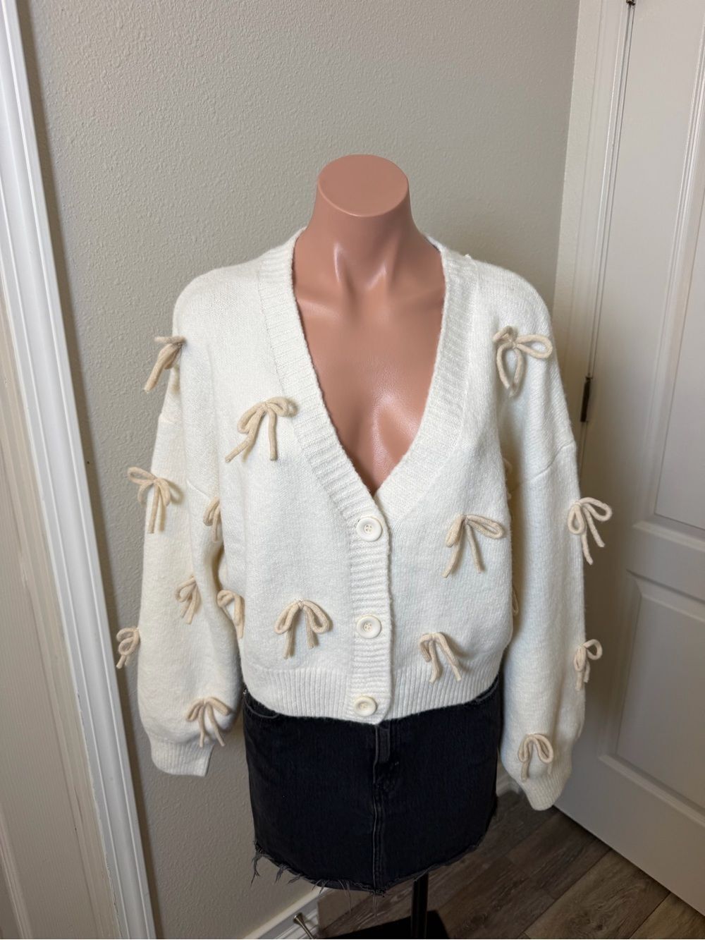 Luna Ivy Cozy Cream Bow-Accent V-Neck Cardigan Sz M